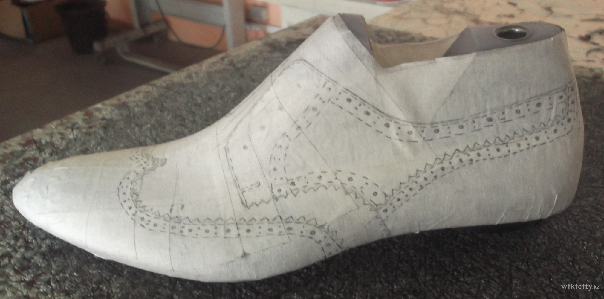 Фото Art florence - Алматы. Эскиз  мужских  туфель  "Брогги"  на обувной   колодке.