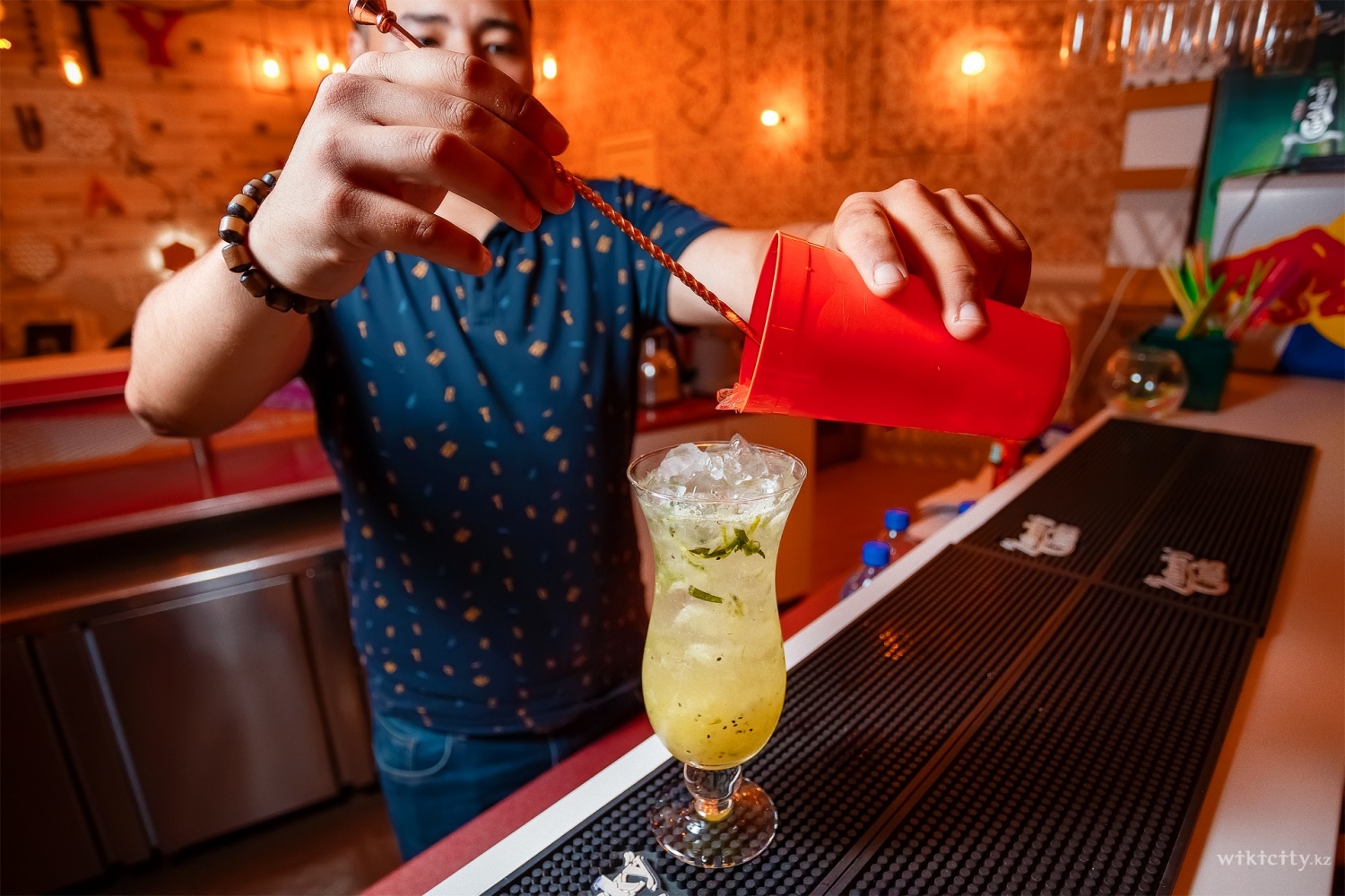 Фото Tito Arcanum - Алматы. Наш бармен Султан не только сделает для вас коктейль, но и порадует приятной беседой.