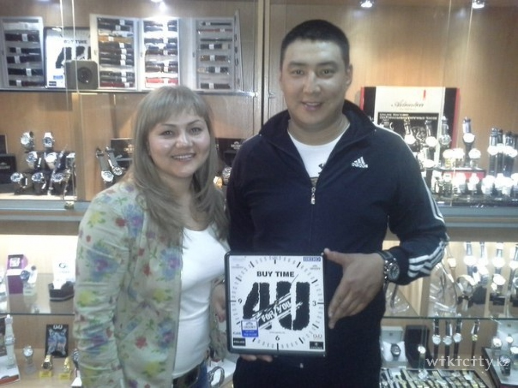 Фото G.A.C. Buy Time 4U - Алматы. Десятый клиент Александр, получивший в подарок настенные часы Orient от Buy Time 4U