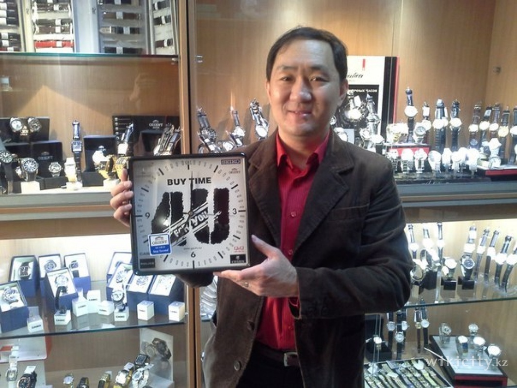 Фото G.A.C. Buy Time 4U - Алматы. Десятый клиент Александр, получивший в подарок настенные часы Orient от Buy Time 4U