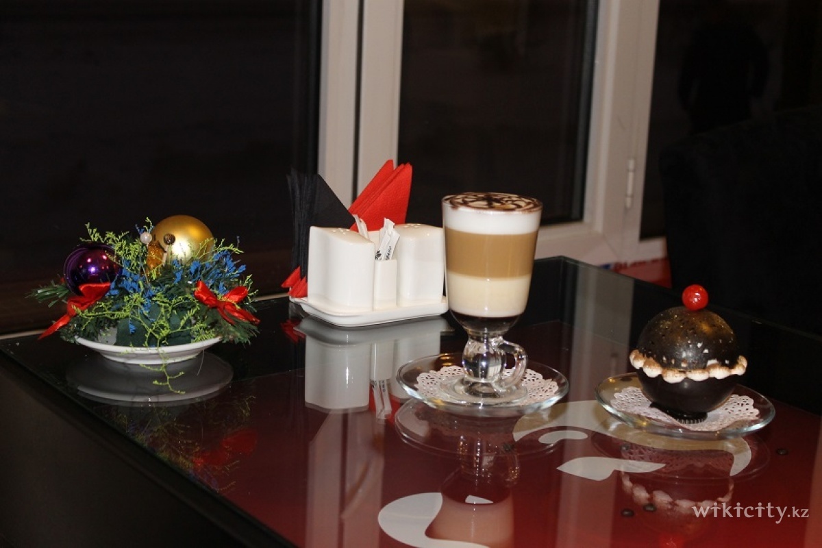 Фото 2 Bro's bakery - Астана. "Тирамису" в шоколаде с кофе-"латтэ макиато" с шоколадным сиропом