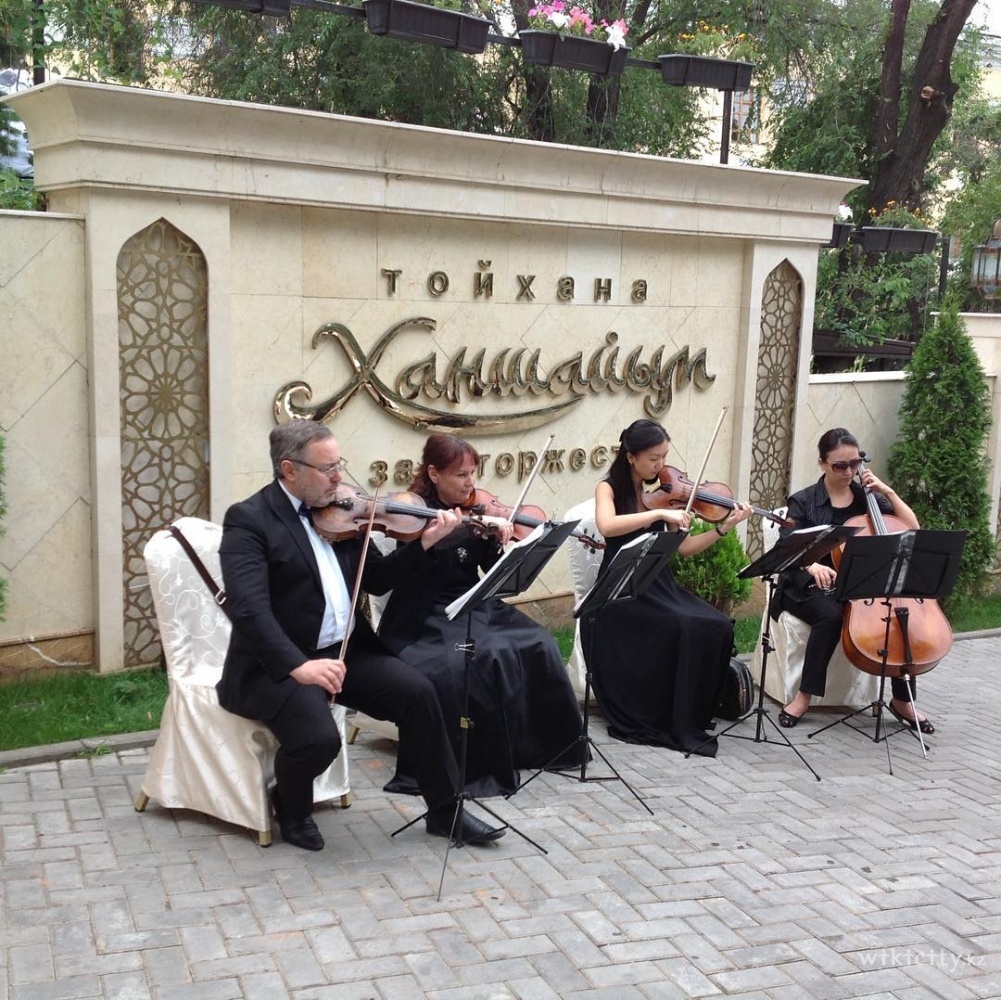 Фото Ханшайым - Алматы. Музыкальное сопровождение у входа