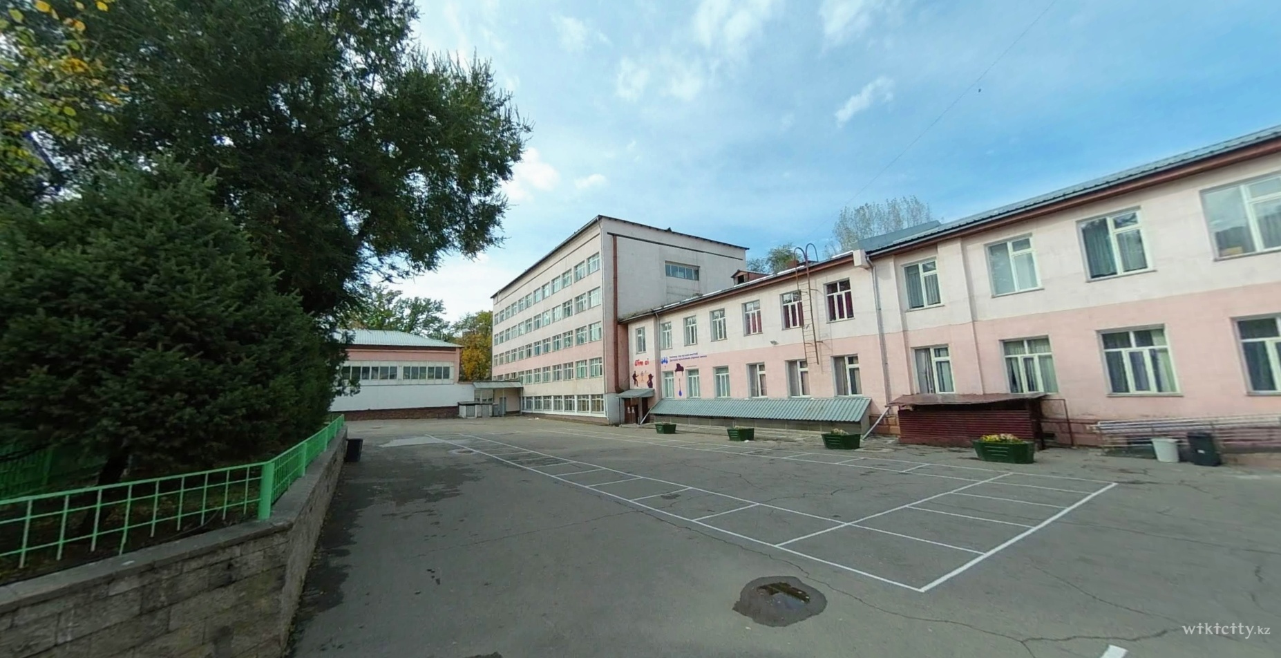Фото Гимназия №35 - Алматы. Внутренний двор школы