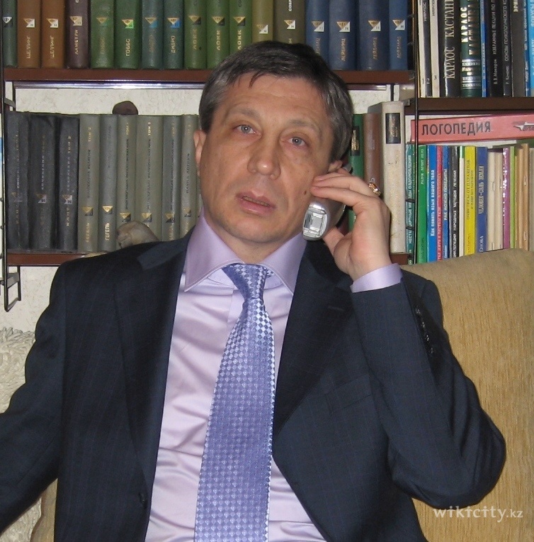 Фото Кабинет психотерапии доктора Бикмеева И.Р. Алматы. Приходится отвечать и на телефонные звонки.