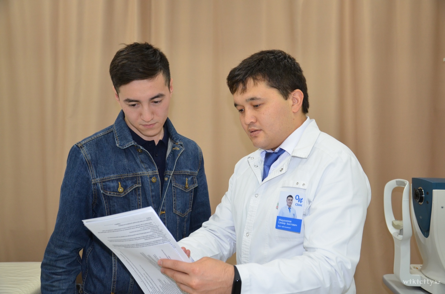 Фото On Clinic - Алматы. Врач-офтальмолог Абдураимов Санжар Бахтович во время консультации с пациентом