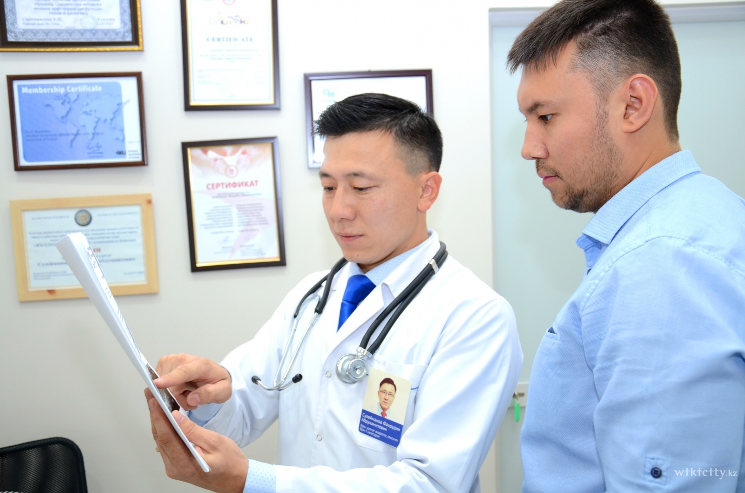 Фото On Clinic - Almaty. Врач уролог-андролог, сексолог Сулейманов Фахрудин Абдухамитович во время консультации с пациентом