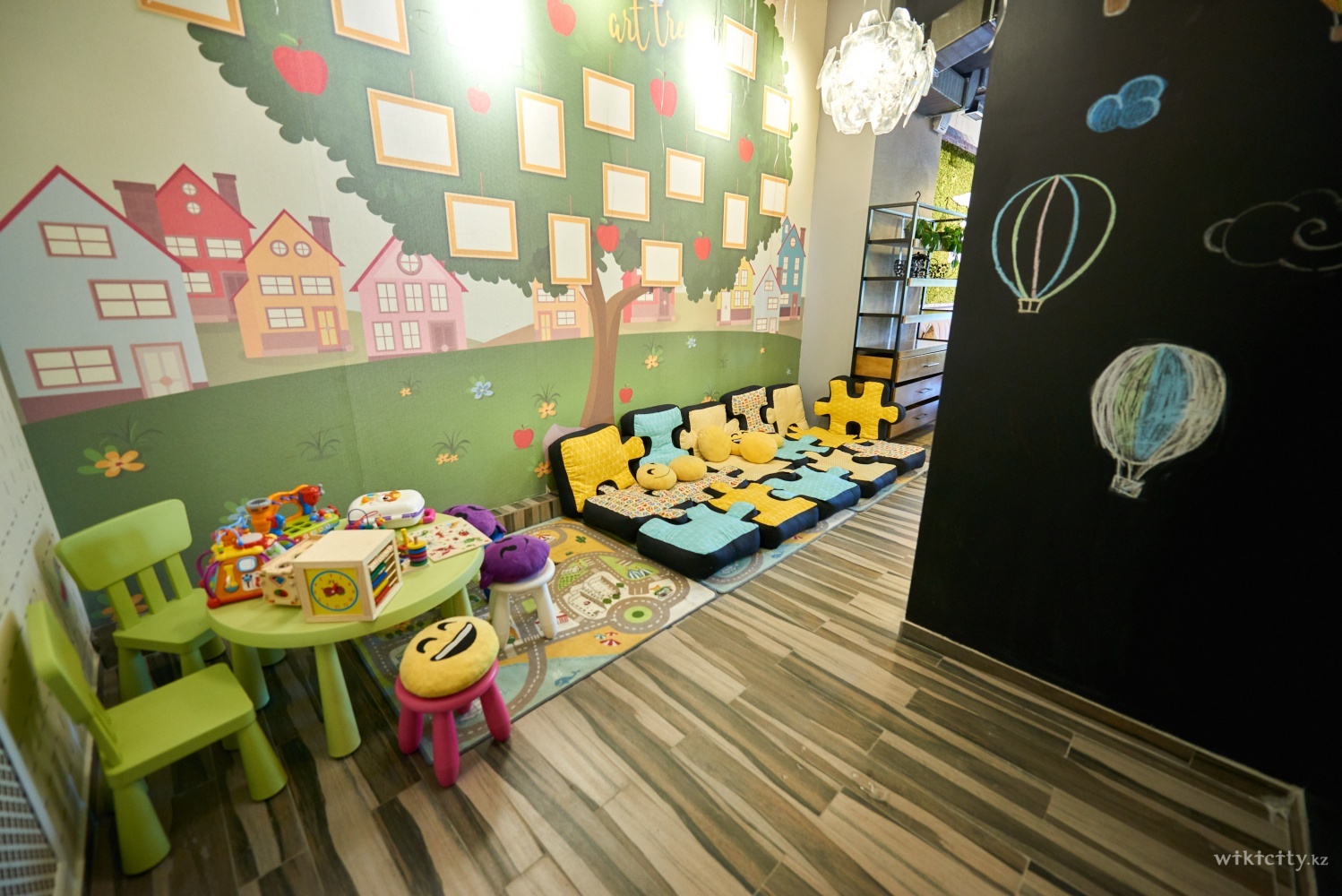 Фото PRESSO - Алматы. В нашем кафе есть удобный и безопасный детский уголок, в котором наши маленькие гости проведут прекрасно время.