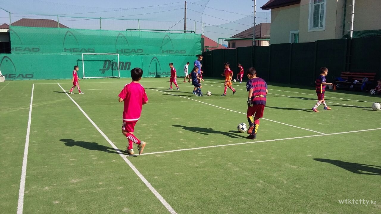 Фото Family Tennis Club - Almaty. Секции по футболу.