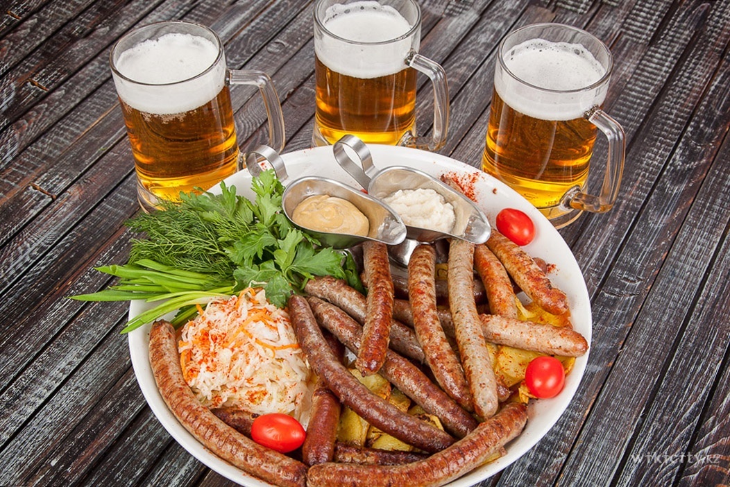 Фото Country club - Almaty. Колбасный набор : ассорти колбасок -гриль из 6 видов мяса ,квашенная и тушеная капуста,картофель по домашнему ,сырный соус ,горчица и хрен.