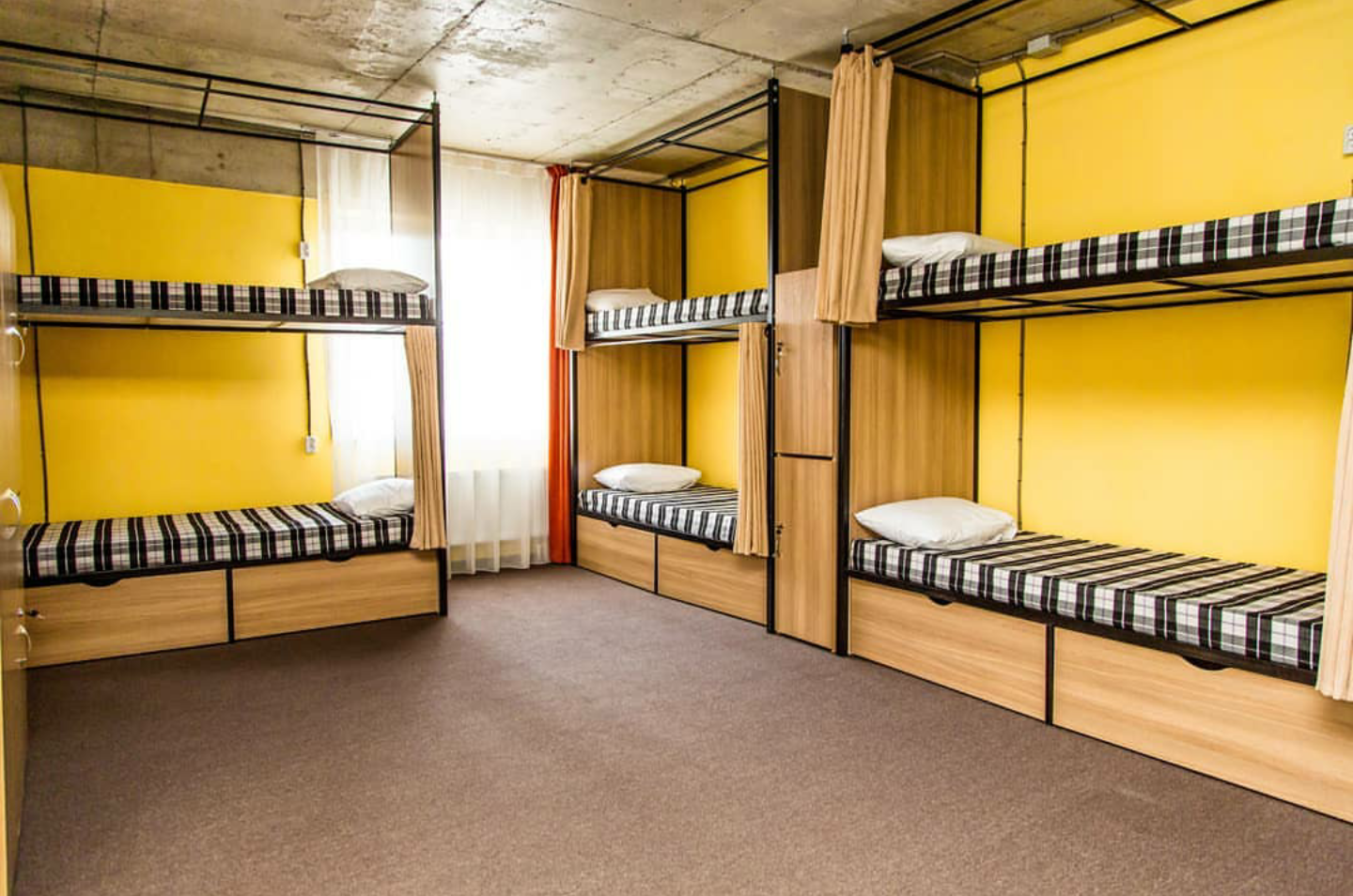 Оборудование общежития. Хостел Саларьево. Двухъярусная кровать для хостела. Двухъярусные кровати для хостелов. Хостел комната.