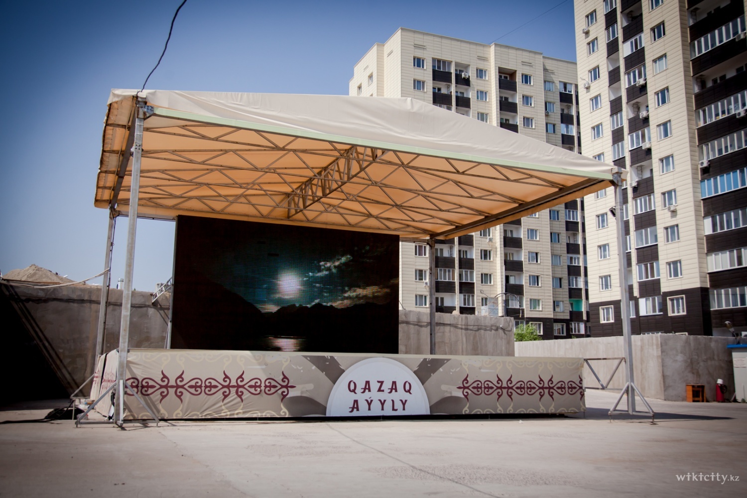 Фото Grand Star - Алматы. Сценическая площадка Qazaq eli - высокая проходимость, крытая площадка, открытое пространство, бесплатная парковка. Аренда - 200 000 тенге.