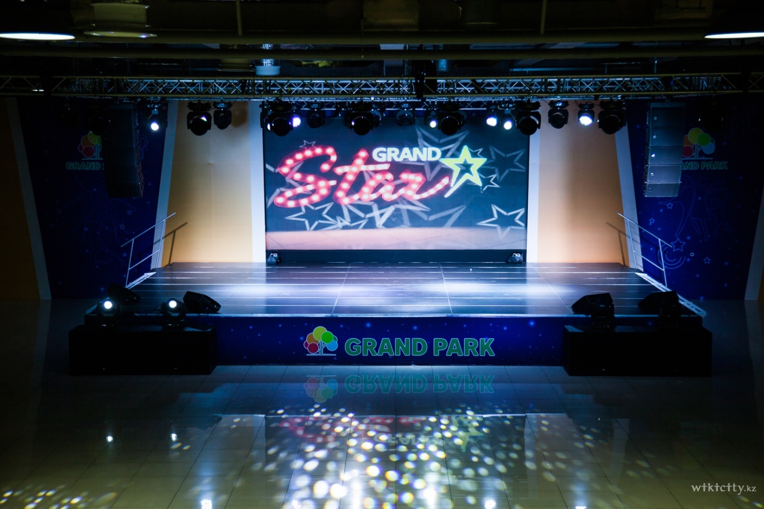 Фото Grand Star - Алматы. Световое оборудование позволит сделать ваше мероприятие более запоминающимся.