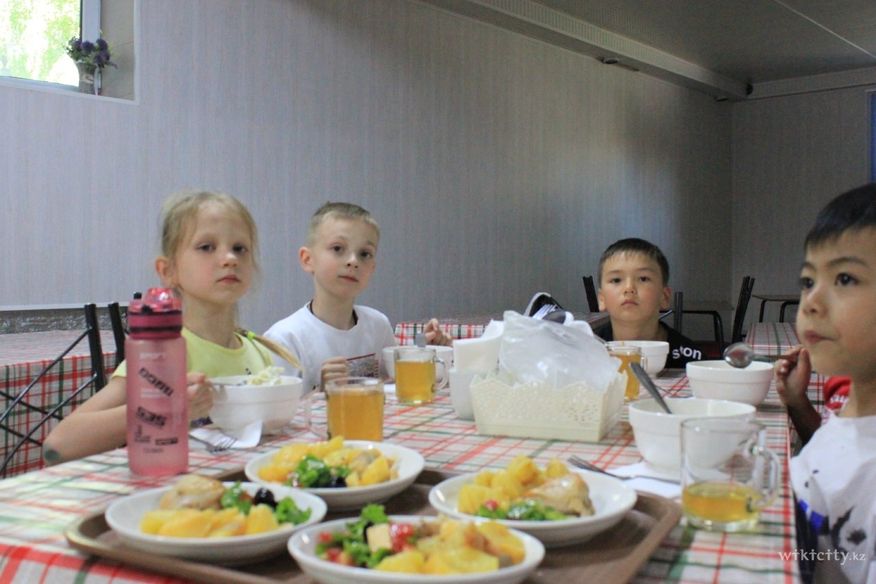 Фото VECTOR - Алматы. Прием пищи у детей