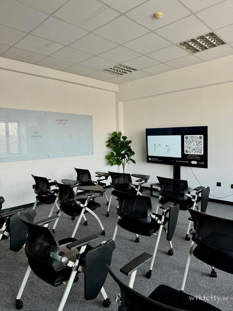 Фото OQ Coworking - Алматы. Большой зал 1
<br>Площадь: 35 м²
<br>Вместимость: до 20 человек 
<br>Цена:
<br>до 10 человек — 5000 ₸/час
<br>до 15 человек — 7500 ₸/час
<br>до 20 человек — 10 000 ₸/час
<br>
<br>Оснащение: телевизор, Wi-Fi, кондиционер, кулер с водой, доска,зона для кофе-брейка