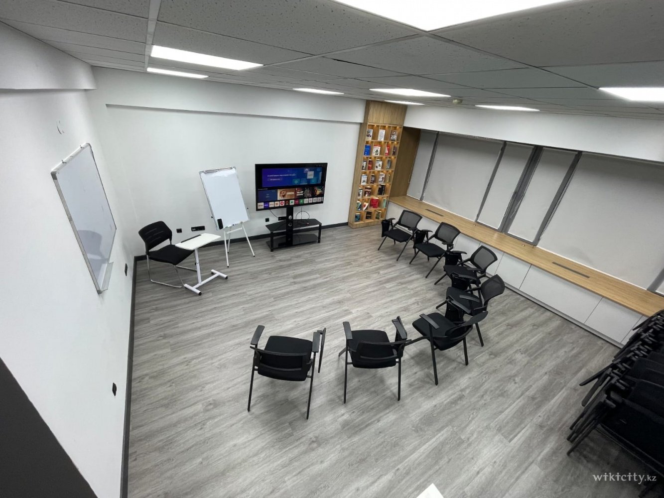 Фото OQ Coworking - Алматы. Большой зал 2
<br>Площадь: 35 м²
<br>Вместимость: до 20 человек 
<br>Цена:
<br>до 10 человек — 5000 ₸/час
<br>до 15 человек — 7500 ₸/час
<br>до 20 человек — 10 000 ₸/час
<br>
<br>Оснащение: телевизор, Wi-Fi, кондиционер, кулер с водой, доска,зона для кофе-брейка