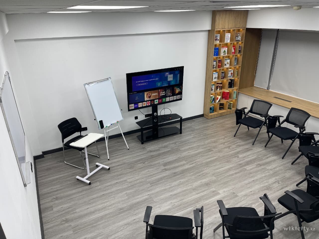 Фото OQ Coworking - Алматы. Большой зал 2
<br>Площадь: 35 м²
<br>Вместимость: до 20 человек 
<br>Цена:
<br>до 10 человек — 5000 ₸/час
<br>до 15 человек — 7500 ₸/час
<br>до 20 человек — 10 000 ₸/час
<br>
<br>Оснащение: телевизор, Wi-Fi, кондиционер, кулер с водой, доска,зона для кофе-брейка