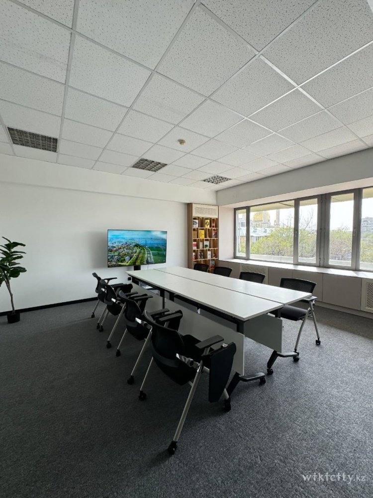 Фото OQ Coworking - Алматы. Большой зал 1
<br>Площадь: 35 м²
<br>Вместимость: до 20 человек 
<br>Цена:
<br>до 10 человек — 5000 ₸/час
<br>до 15 человек — 7500 ₸/час
<br>до 20 человек — 10 000 ₸/час
<br>
<br>Оснащение: телевизор, Wi-Fi, кондиционер, кулер с водой, доска,зона для кофе-брейка