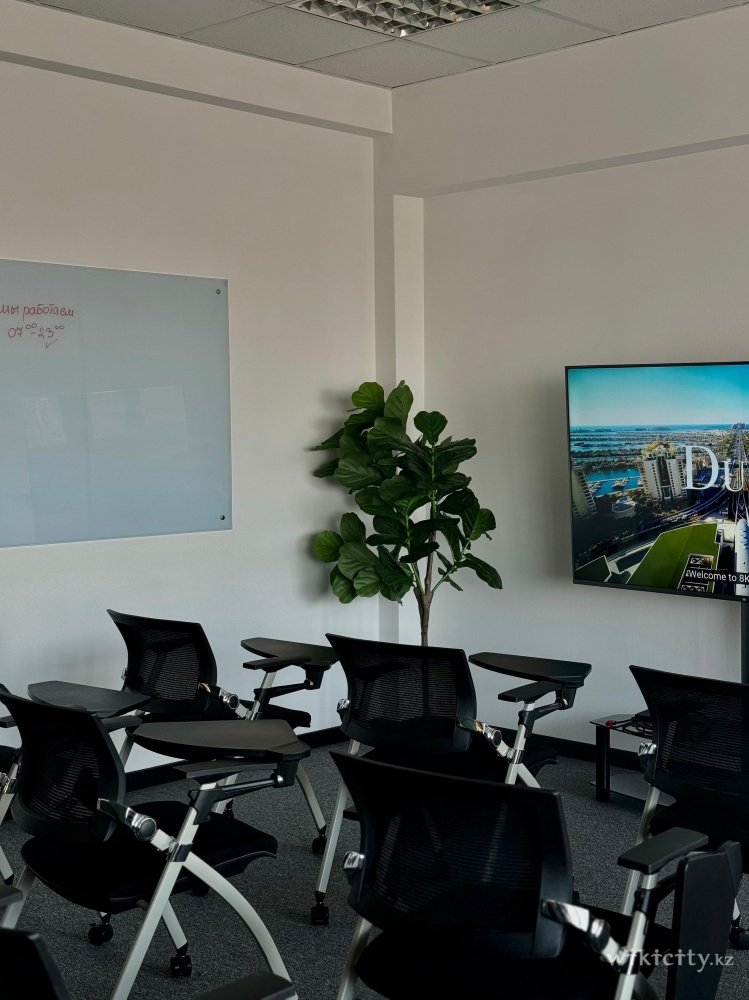 Фото OQ Coworking - Алматы. Большой зал 1
<br>Площадь: 35 м²
<br>Вместимость: до 20 человек 
<br>Цена:
<br>до 10 человек — 5000 ₸/час
<br>до 15 человек — 7500 ₸/час
<br>до 20 человек — 10 000 ₸/час
<br>
<br>Оснащение: телевизор, Wi-Fi, кондиционер, кулер с водой, доска,зона для кофе-брейка