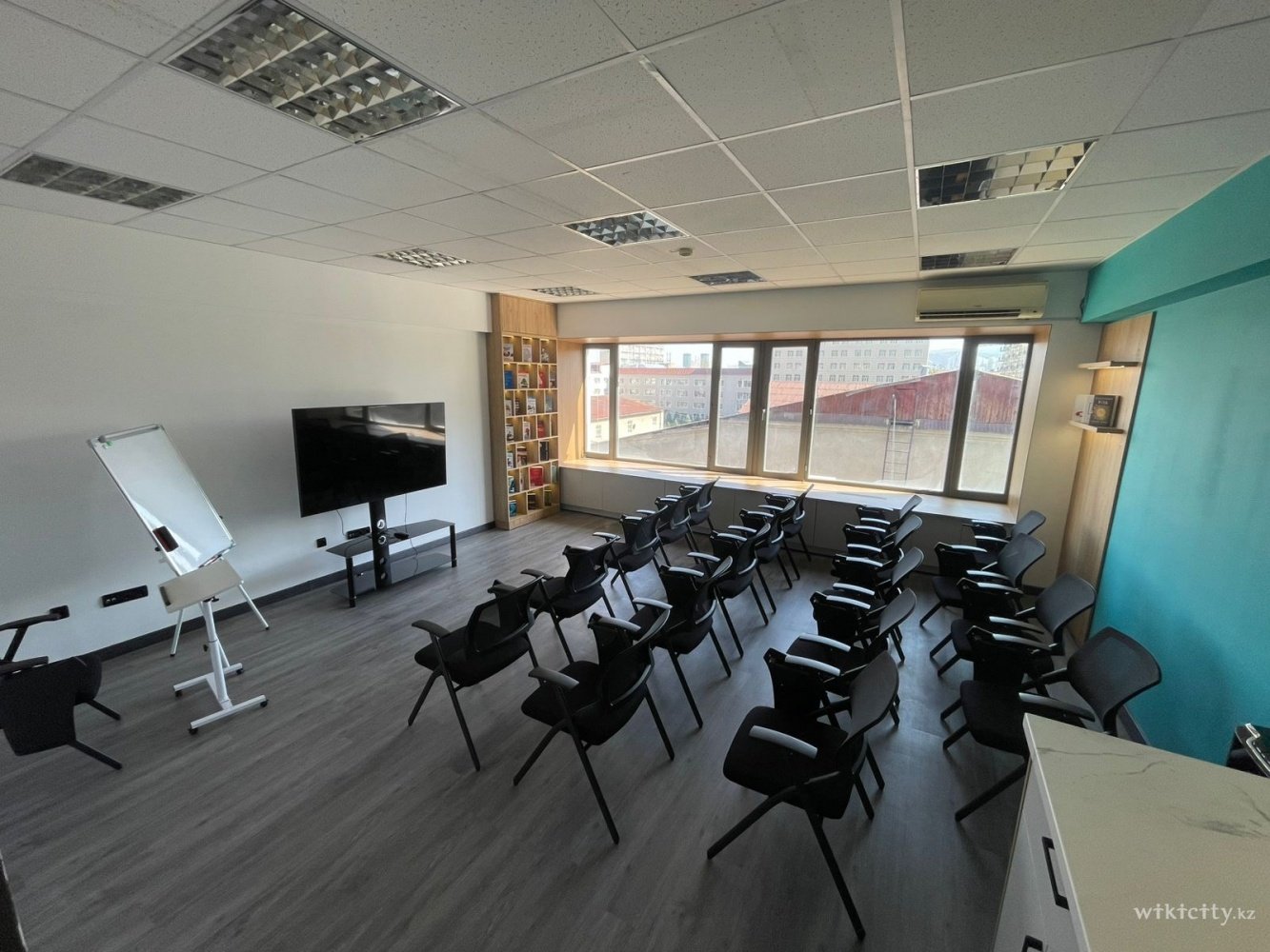 Фото OQ Coworking - Алматы. Большой зал 2
<br>Площадь: 35 м²
<br>Вместимость: до 20 человек 
<br>Цена:
<br>до 10 человек — 5000 ₸/час
<br>до 15 человек — 7500 ₸/час
<br>до 20 человек — 10 000 ₸/час
<br>
<br>Оснащение: телевизор, Wi-Fi, кондиционер, кулер с водой, доска,зона для кофе-брейка