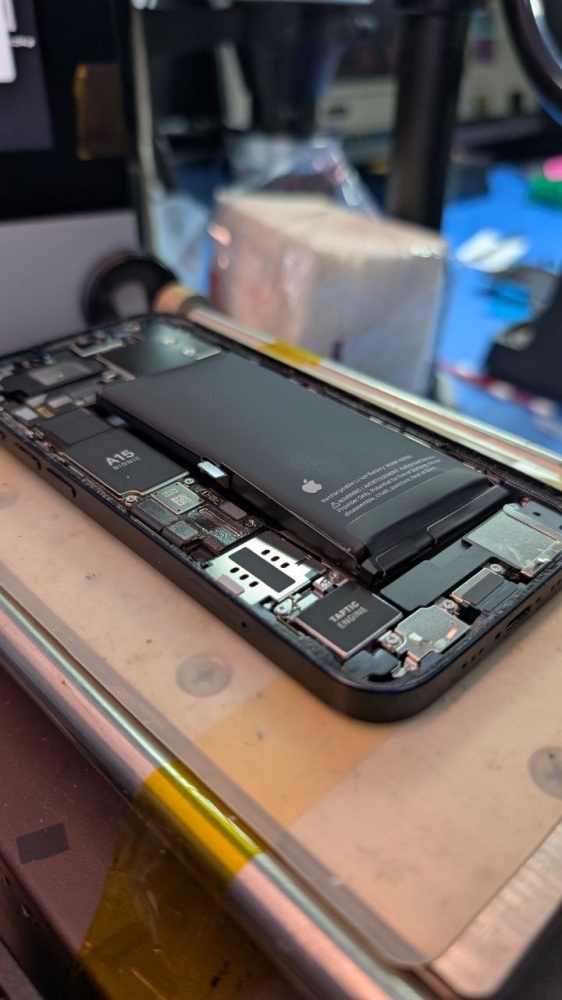 Фото Ремонт Macbook, iPhone в Алматы, сервис apple - Алматы. замена батарея айфон 13