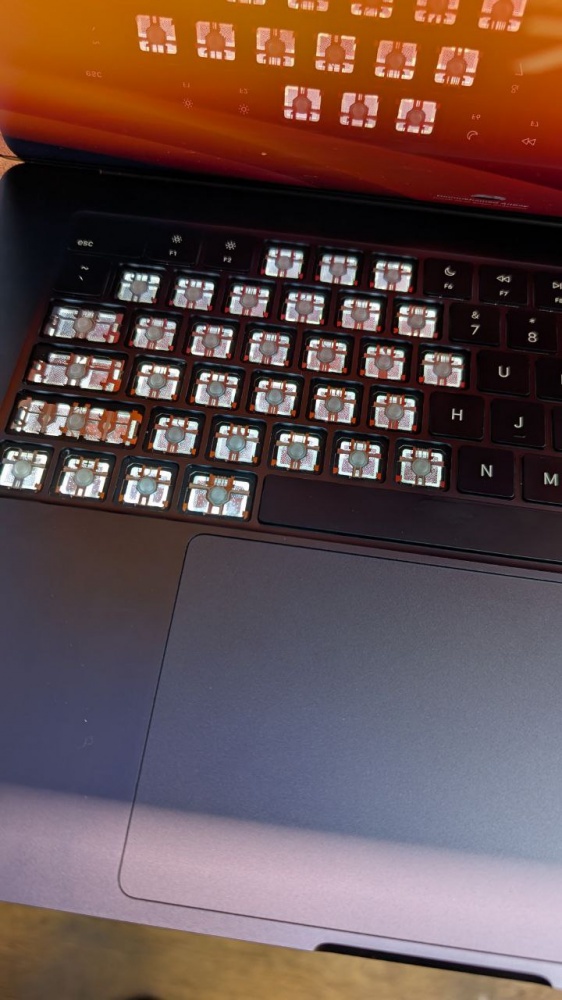 Фото Ремонт Macbook, iPhone в Алматы, сервис apple - Almaty. чистка клавиатуры макбук