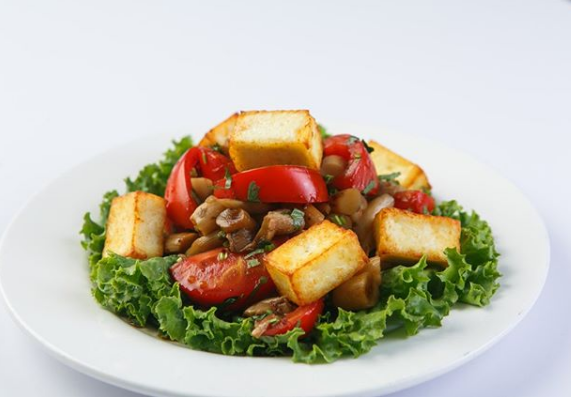 Фото Пиросмани - Алматы. Идеальное блюдо в жару – салат с грибами и сыром.