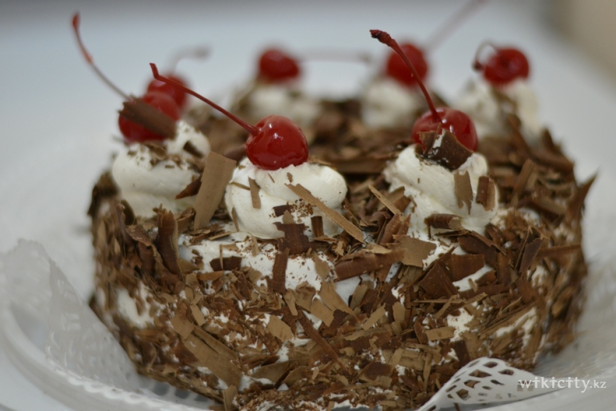 Фото IVANI - Алматы. Торт " Черный лес". Шоколадно бисквитный торт, крем на основе сливок. Доставка по всему городу!