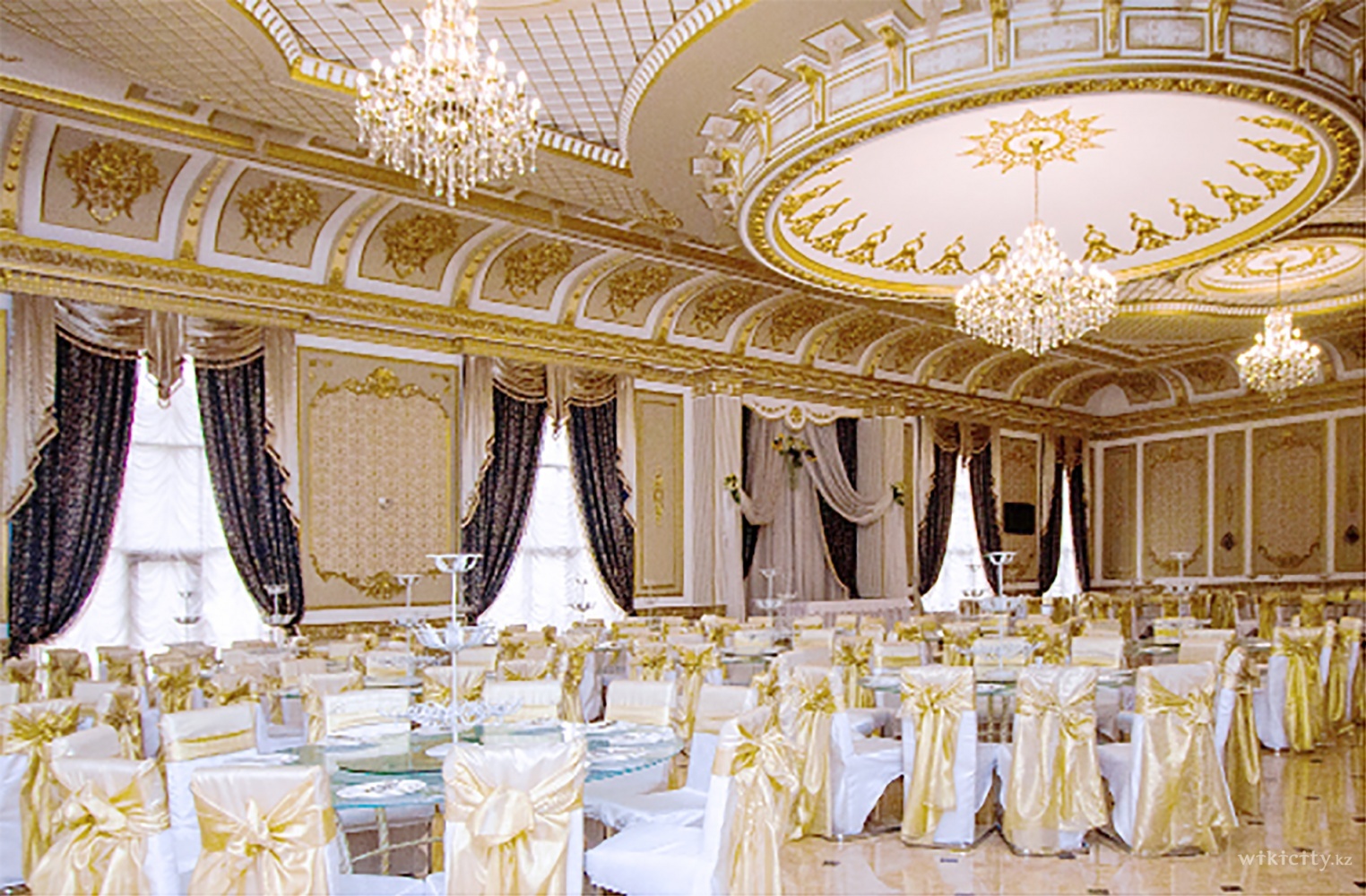 Фото Versailles - Almaty. Жемчужина “Versailles” — это огромный зал с панорамными окнами и богатым дврцовым убранством. Это место центр проведения громких праздников.
<br>
<br>Вместимость до 500 гостей.