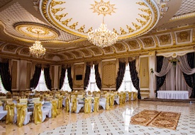 Фото Versailles - Almaty. Жемчужина “Versailles” — это огромный зал с панорамными окнами и богатым дврцовым убранством. Это место центр проведения громких праздников.
<br>Вместимость до 500 гостей.