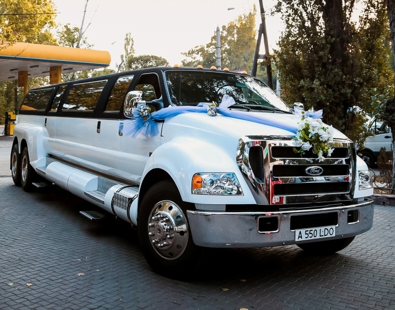 Компания Алматы Limo предоставляет следующие услуги:
Прокат лимузинов в городе Алматы, аренда лимузинов в Алматы, аренда лимузина
идеально подходит на свадьбу, девичники, встреч из роддома, VIP трансферов,
встреч в аэропорту, романтических свиданий,  клубных праздников, для дружеских
вечеринок,  лимузин на выпускной. Наш лимузин отвезёт Вас в лучшие рестораны Алматы.
Вы сможете выбрать и заказать подходящие лимузины напрокат в нашей компании.
Качество наших лимузинов Вы можете оценить на нашей парковке. Мы поможем Вам
подобрать наиболее подходящий лимузин напрокат для Вашего мероприятия.
В нашем парке представлены свадебные лимузины от 8 до 28 посадочных мест
и у нас самые лучшие цены напрокат лимузинов в Алматы,
лучшие лимузины вы увидите здесь в Алматы Limo.
Прокат лимузинов,
FORD F-650 МАМОНТ- убийца Хаммеров,
HUMMER H2- кабриолет,
HUMMER H2 ,
LEXUS LX570 ,
DODGE CHARGER красный лимузин