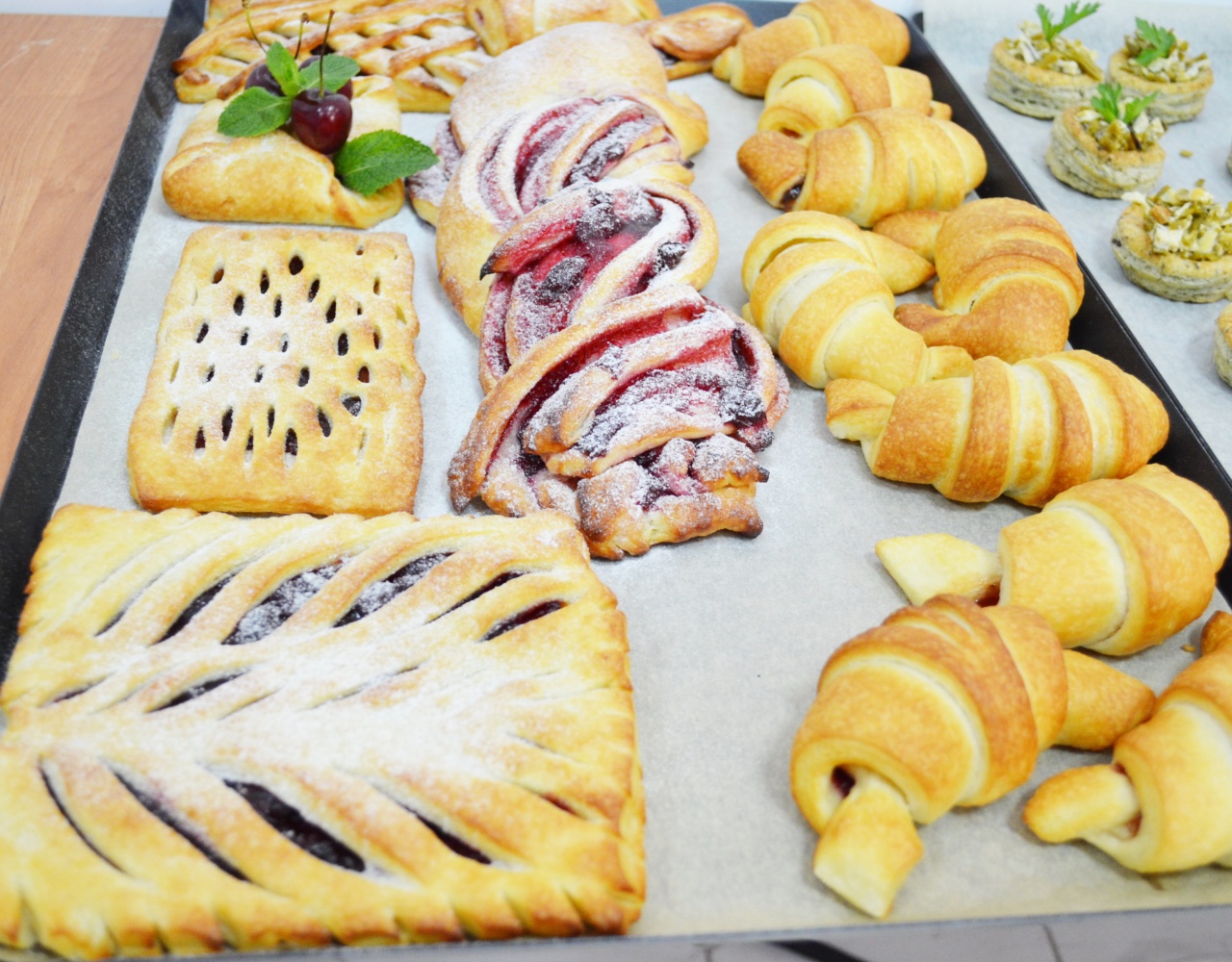 Фото с мастер-класса по слоеным изделиям. Отрабатывали 7 видов слоеного теста