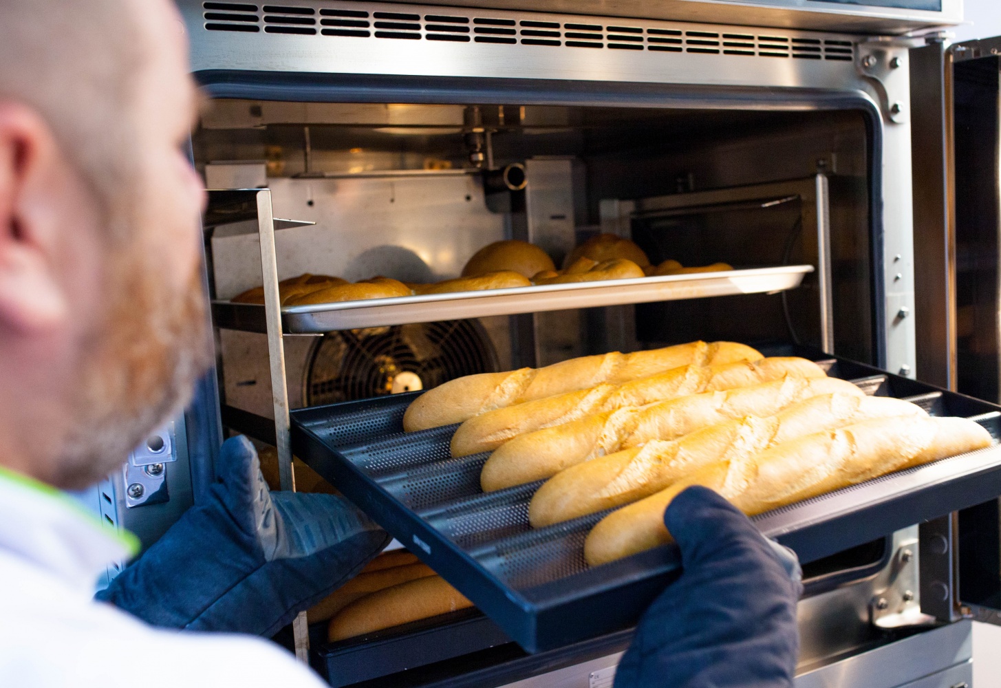 Ароматный багет с хрустящей корочкой и нежным мякишем!