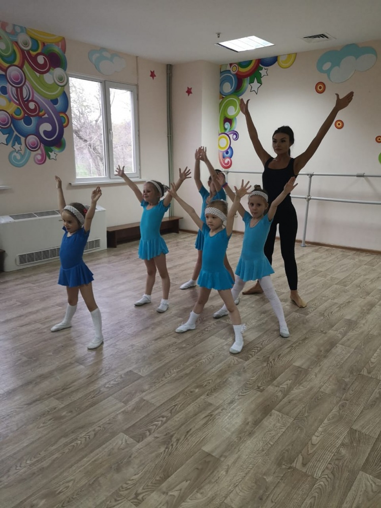 Мы используем индивидуальный подход и игровую форму в младших группах. Дети оценят!