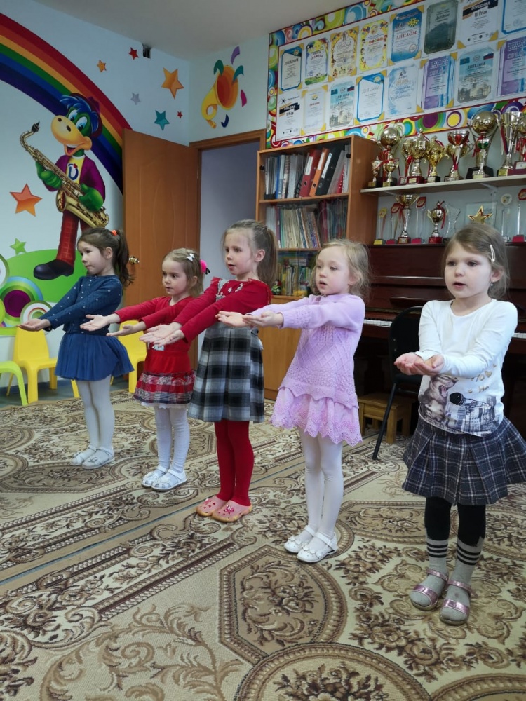 Вокал. Работаем не только над интонацией, но и над эмоциональным исполнением песни.