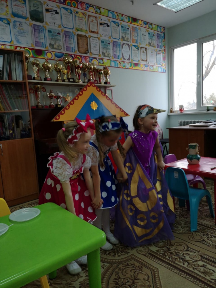 На занятиях актерского мастерства дети учатся драматизировать сказки!