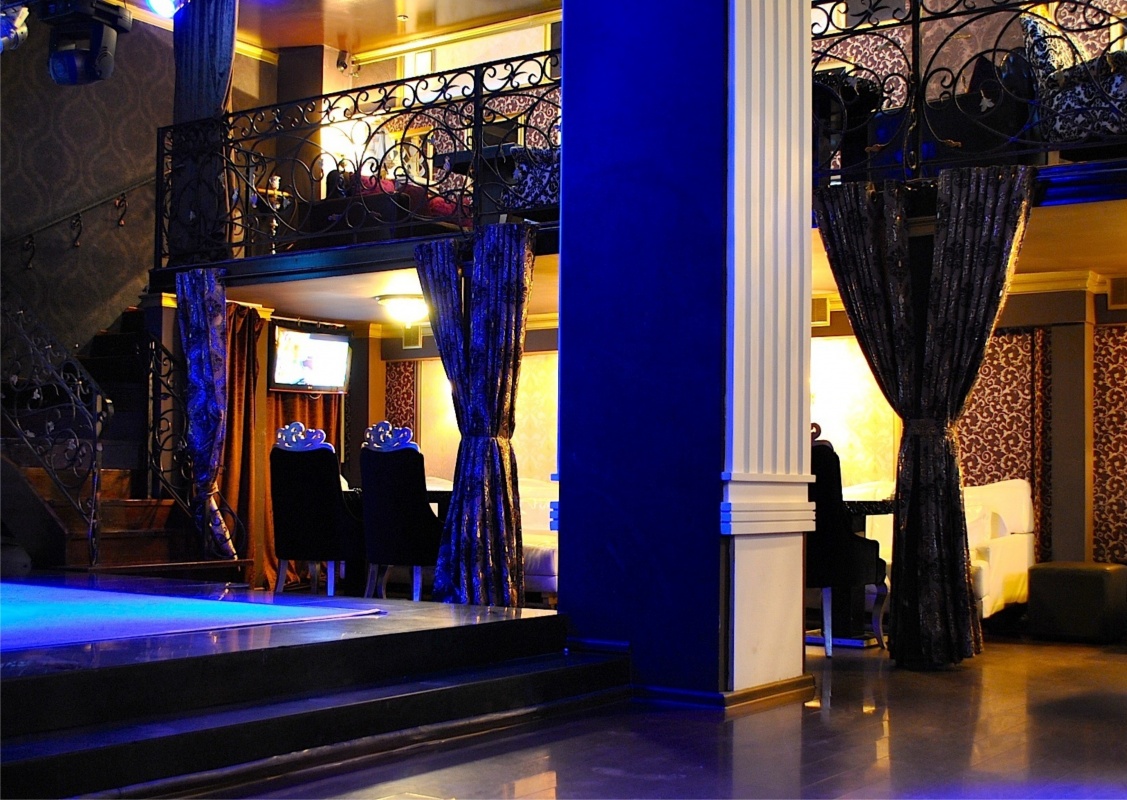 Утонченный и стильный караоке клуб, предлагающий идеальный баланс между изысканной кухней и развлечениями. Караоке клуб «CARUSO» быстро приобретает среди стильной элиты популярность и репутацию места для людей с утонченным вкусом, умеющих ценить впечатления от эксклюзивного общения в освежающей и современной обстановке.
