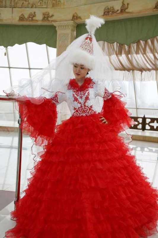 красное платье