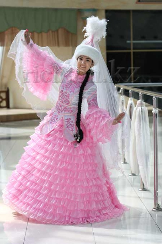 розовое платье