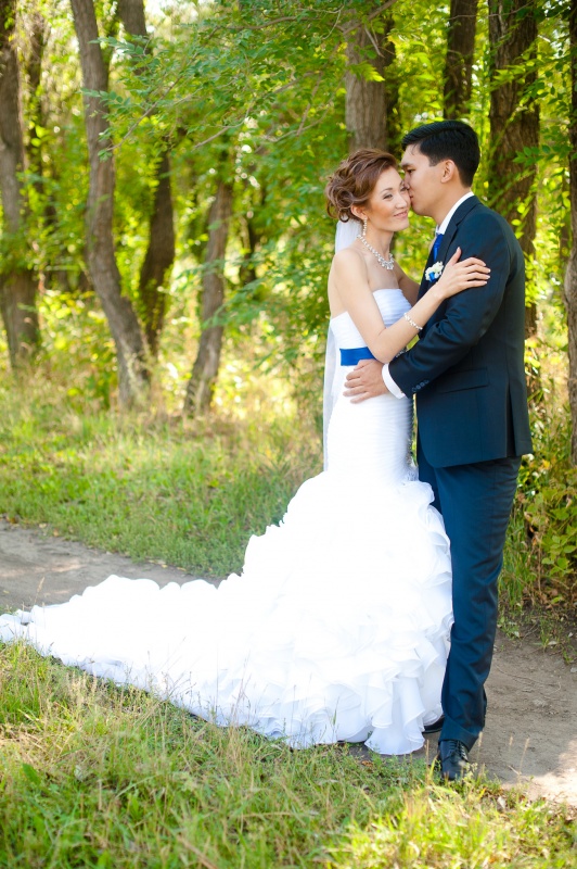 влюбленная парочка. молодожены.
вид прически с боку