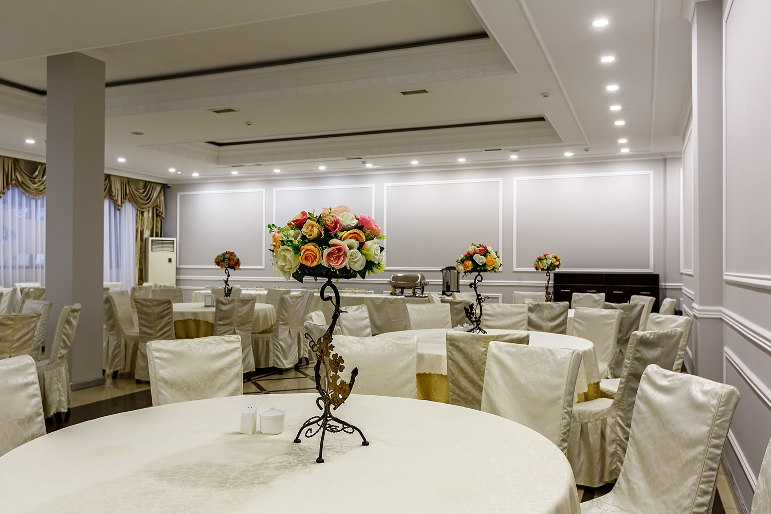 Имеется два отдельных банкетных зала