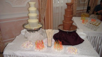 Фото Шоколадный фонтан Алматы. белый и молочный шоколадный фонтан