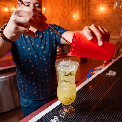 Фото Tito Arcanum Алматы. Наш бармен Султан не только сделает для вас коктейль, но и порадует приятной беседой.