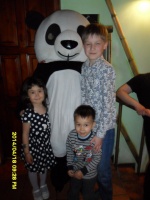 Фото Panda Asian Buffet Almaty. Это наш удивительный панда, моя доча и мои племянники
