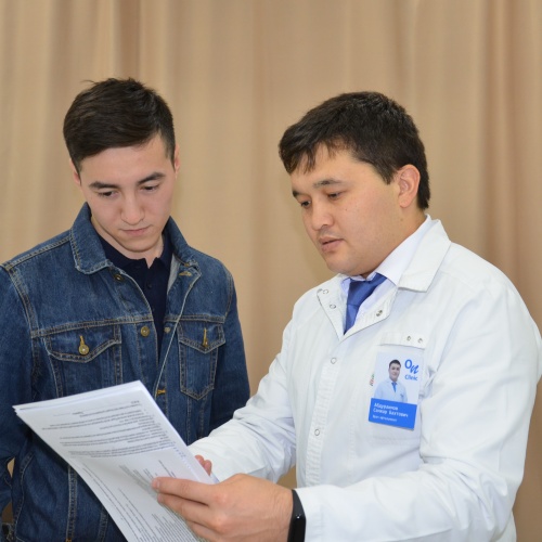 Фото On Clinic Almaty. Врач-офтальмолог Абдураимов Санжар Бахтович во время консультации с пациентом
