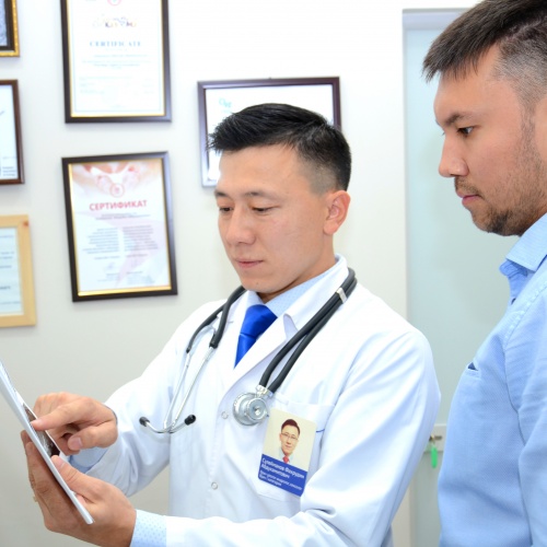 Фото On Clinic Almaty. Врач уролог-андролог, сексолог Сулейманов Фахрудин Абдухамитович во время консультации с пациентом