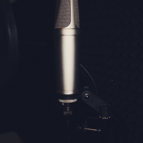 Фото Vibe Records Астана. Микрофон на нашей студии RODE NT-1000 - студийный конденсаторный микрофон с большой позолоченной мембраной. Сверхмалошумящая безтрансформа