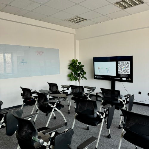 Фото OQ Coworking Алматы. Большой зал 1
<br>Площадь: 35 м²
<br>Вместимость: до 20 человек 
<br>Цена:
<br>до 10 человек — 5000 ₸/час
<br>до 15 человек — 7500 ₸/час
<br>до 20 человек — 10 000 ₸/час
<br>
<br>Оснащение: телевизор, Wi-Fi, кондиционер, кулер с водой, доска,зона для кофе-брейка