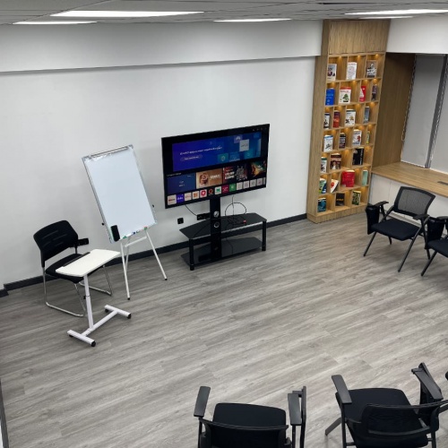 Фото OQ Coworking Алматы. Большой зал 2
<br>Площадь: 35 м²
<br>Вместимость: до 20 человек 
<br>Цена:
<br>до 10 человек — 5000 ₸/час
<br>до 15 человек — 7500 ₸/час
<br>до 20 человек — 10 000 ₸/час
<br>
<br>Оснащение: телевизор, Wi-Fi, кондиционер, кулер с водой, доска,зона для кофе-брейка