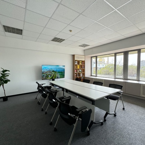 Фото OQ Coworking Алматы. Большой зал 1
<br>Площадь: 35 м²
<br>Вместимость: до 20 человек 
<br>Цена:
<br>до 10 человек — 5000 ₸/час
<br>до 15 человек — 7500 ₸/час
<br>до 20 человек — 10 000 ₸/час
<br>
<br>Оснащение: телевизор, Wi-Fi, кондиционер, кулер с водой, доска,зона для кофе-брейка
