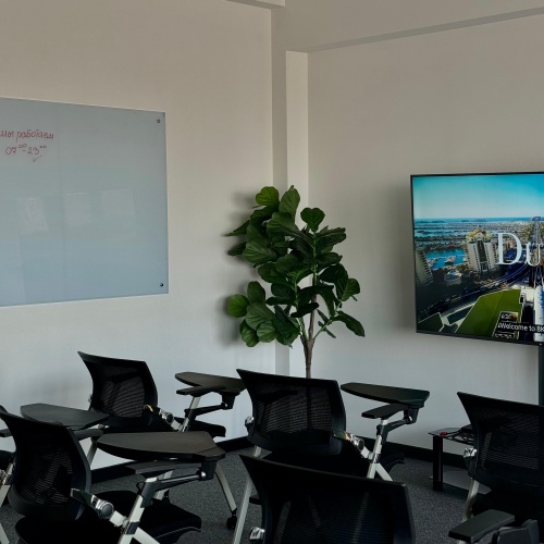 Фото OQ Coworking Алматы. Большой зал 1
<br>Площадь: 35 м²
<br>Вместимость: до 20 человек 
<br>Цена:
<br>до 10 человек — 5000 ₸/час
<br>до 15 человек — 7500 ₸/час
<br>до 20 человек — 10 000 ₸/час
<br>
<br>Оснащение: телевизор, Wi-Fi, кондиционер, кулер с водой, доска,зона для кофе-брейка